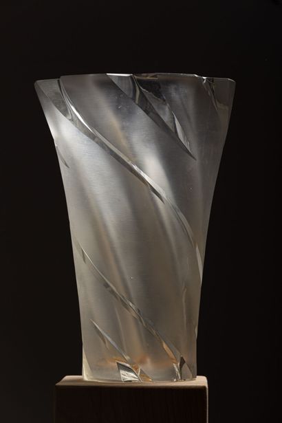 null LALIQUE France.

Vase en cristal, modèle Narcisse.

H_27,5 cm L_18,5 cm, ég...
