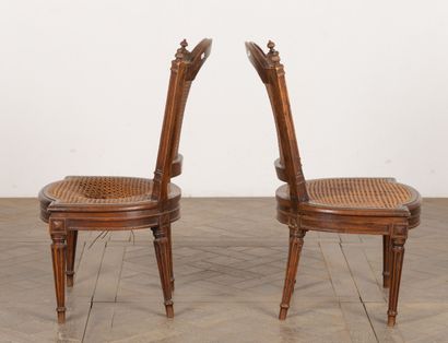 null Paire de chaises en bois mouluré et sculpté.

Les assises et dossiers cannés.

Epoque...