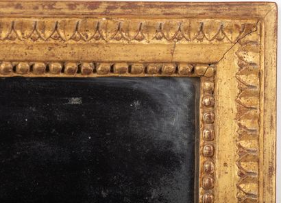 null Miroir en bois sculpté et doré.

Epoque Louis XVI.

H_64 cm L_50 cm.