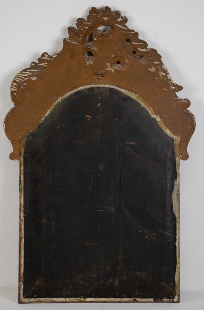 null Miroir à fronton en bois sculpté, ajouré et redoré.

 XVIIIème siècle, la dorure...