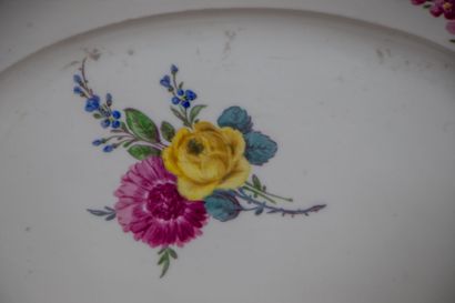 null MEISSEN.

Ensemble de trois plats ovales à contours en porcelaine à décor floral...