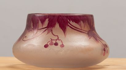 null LEGRAS .

Vase pansu en verre multicouches, dégagé à l'acide, à décor de baies...