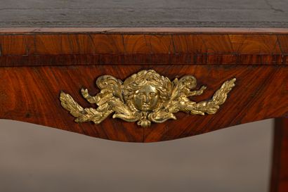 null Table de salon (à jeux) en bois de placage et applications de bronze doré. 

Style...