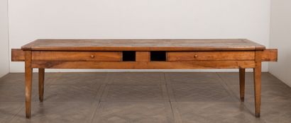 null Table de réfectoire en bois, ouvrant à deux tiroirs en façade coulissant latéralement.

Une...