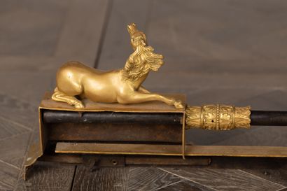 null Barre de cheminée aux chevaux en bronze doré et patiné.

Epoque Empire.

H_24,5...