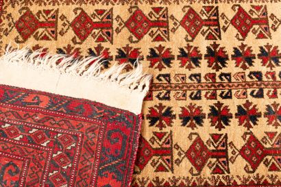 null ISPAHAN, vers 1970.

Tapis en laine noué main à décor de motifs stylisés et...
