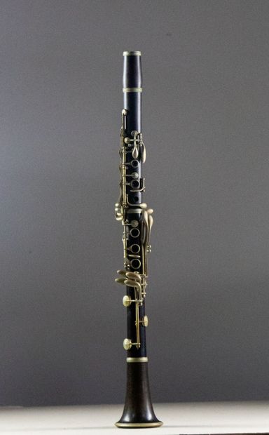 null F.RENOUX. 

Clarinette en bois dans son étui.

L_60 cm embouchure manquante