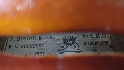 null Violon, étiquette F. Breton, breveté de S.M.G d'Angoulème, Me la duchesse à...