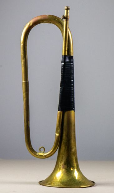 null F.RENOUX.

Trompette de cavalerie en cuivre.

L_47.5 cm , Enfoncements , embouchure...