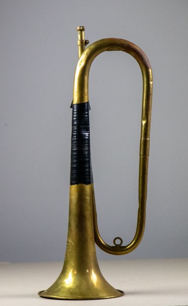 null F.RENOUX.

Trompette de cavalerie en cuivre.

L_47.5 cm , Enfoncements , embouchure...