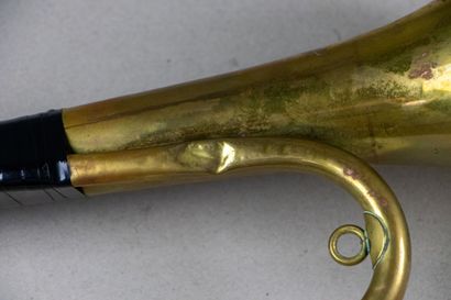 null F.RENOUX.

Trompette de cavalerie en cuivre.

L_47.5 cm , Enfoncements , embouchure...