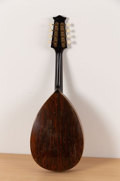 null Mandoline à fond plat portant l'étiquette F.RENOUX, luthier à Bourges.

L_63.5...