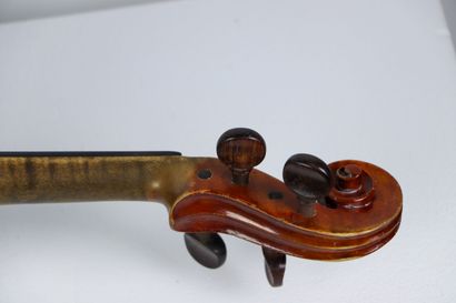 null Violon Mirecourt, d'après un modèle de Stradivarius.

Début du XXème siècle.

L_35,9...