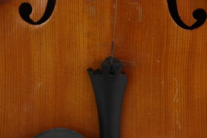 null Violon, portant étiquette copie de Stradivarius.

L_35 cm