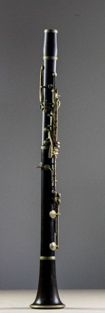 null F.RENOUX. 

Clarinette en bois dans son étui.

L_60 cm embouchure manquante