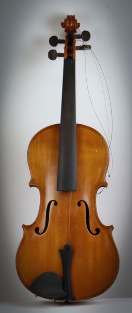 null Violon, portant étiquette copie de Stradivarius.

L_35 cm