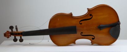 null Violon, portant étiquette copie de Stradivarius.

L_35 cm