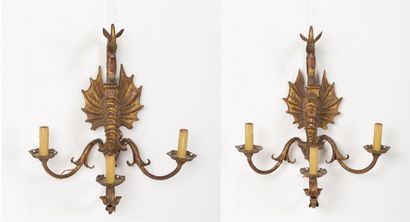 null Paire d'appliques en bronze doré et patiné à décor de dragons.
Style néo-gothique,...