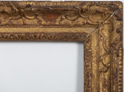 null Cadre en bois sculpté et doré.
XVIII ème siècle.
H_43,8 cm L_35,5 cm intérieur,
H_60,2...