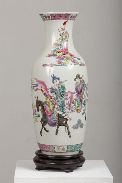 CHINE.
Vase en porcelaine à décor de la famille...