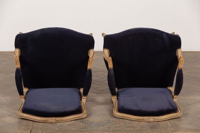 null Paire de fauteuils à dossier plat.
Garniture de velours bleu roi.
Style Louis...