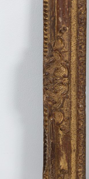 null Cadre en bois sculpté et doré.
XVIII ème siècle.
H_43,8 cm L_35,5 cm intérieur,
H_60,2...