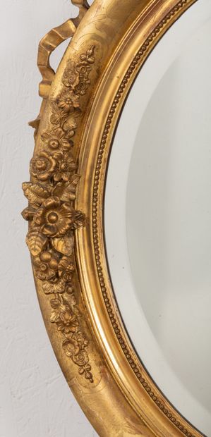 null Miroir ovale en bois et stuc doré, à noeud de ruban et décor de fleurs.
Epoque...