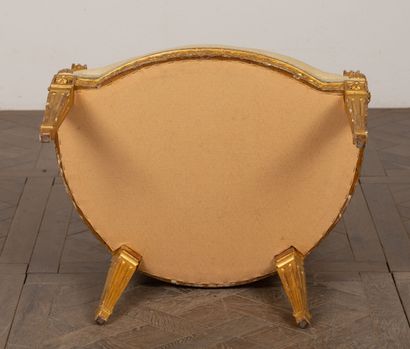 null Bergère en bois mouluré, sculpté et doré à dossier gondole. 
Style Louis XVI....