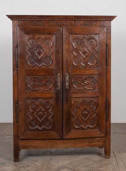 null Armoire en chêne mouluré et sculpté, ouvrant à deux porte.
Le bandeau supérieur...