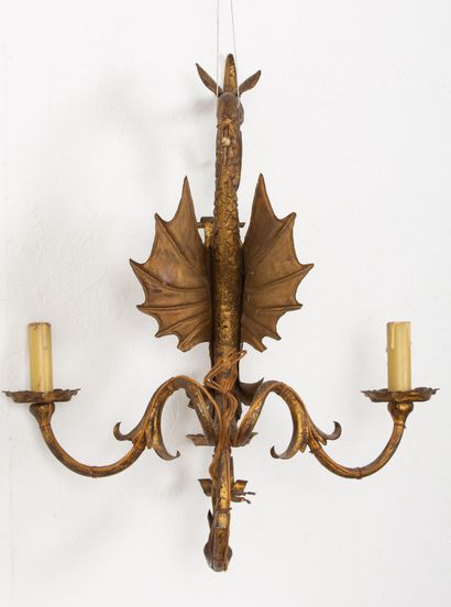 null Paire d'appliques en bronze doré et patiné à décor de dragons.
Style néo-gothique,...