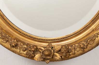 null Miroir ovale en bois et stuc doré, à noeud de ruban et décor de fleurs.
Epoque...