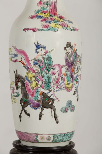 null CHINE.
Vase en porcelaine à décor de la famille rose de personnages et d'immortels.
Marqué...