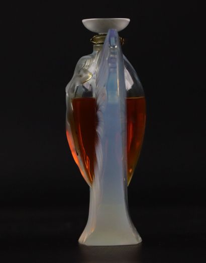 null LALIQUE France. 
Flacon de parfum, modèle "Sylphide", en cristal moulé pressé...