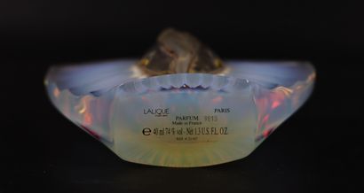 null LALIQUE France. 
Flacon de parfum, modèle "Sylphide", en cristal moulé pressé...