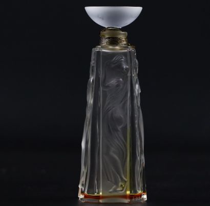 null LALIQUE France. 
Flacon de parfum, modèle "Les Muses", en cristal moulé pressé...