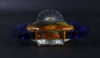 null LALIQUE France. 
Flacon de parfum, modèle "Jour et Nuit" en cristal moulé pressé...