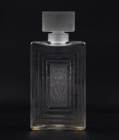 null LALIQUE France.
Important flacon de parfum modèle "Duncan" en cristal moulé...