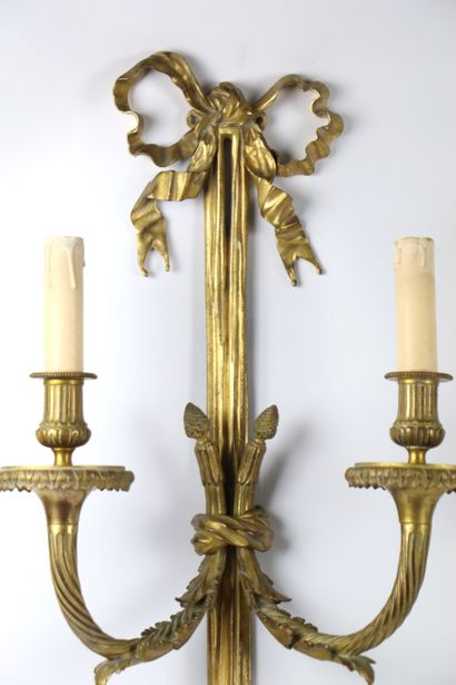 null Henri VIAN (1860-1905).
Importante paire d'appliques en bronze doré à deux lumières....