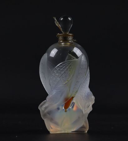 null LALIQUE France. 
Flacon de parfum, modèle "Les Elfes", en cristal incolore et...