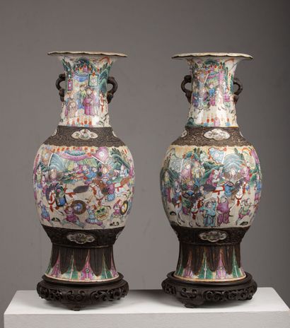 null CHINE, Nankin
Paire de grands vases en céramique à décor polychrome de scènes...