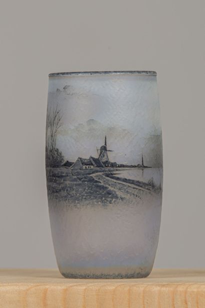 null DAUM Nancy.
Vase en verre givré à décor de paysage hollandais.
Signé au revers.
H_9,5...