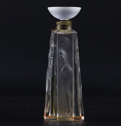 null LALIQUE France. 
Flacon de parfum, modèle "Les Muses", en cristal moulé pressé...