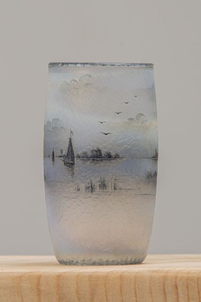 null DAUM Nancy.
Vase en verre givré à décor de paysage hollandais.
Signé au revers.
H_9,5...