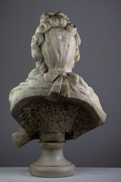 null Ecole française du XIXème siècle.
Buste de Marie-Antoinette.
Sculpture en marbre.
H_58...