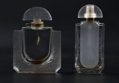 null LALIQUE France. 
Deux flacons de parfum, modèle "Chèvrefeuille", en cristal...