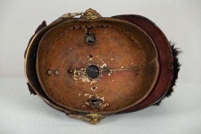 null Casque d'infanterie bavaroise Modèle 1868 Officier .
Bombe, visière et couvre-nuque...