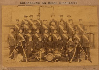 null Cadre militaire .
Photo encadrée d'un groupe de soldats allemands. 
Bon état.
H_16,5...