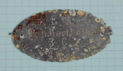 null Plaque d'identité allemande 1914-1918.
Plaque et fiche descriptive établie par...