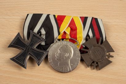 null Portée de trois médailles .
Croix de guerre 1914 ; médaille de Frederic II Grossherzog...