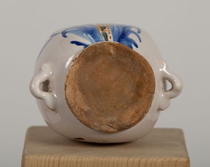 null NEVERS.
Flask with passers-by in earthenware with decoration of a flower has...